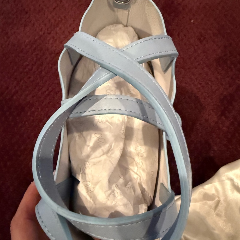 GiGi New York Elegant Light Blue Leather Tote Bag- with cross body option - Picture 3 of 5